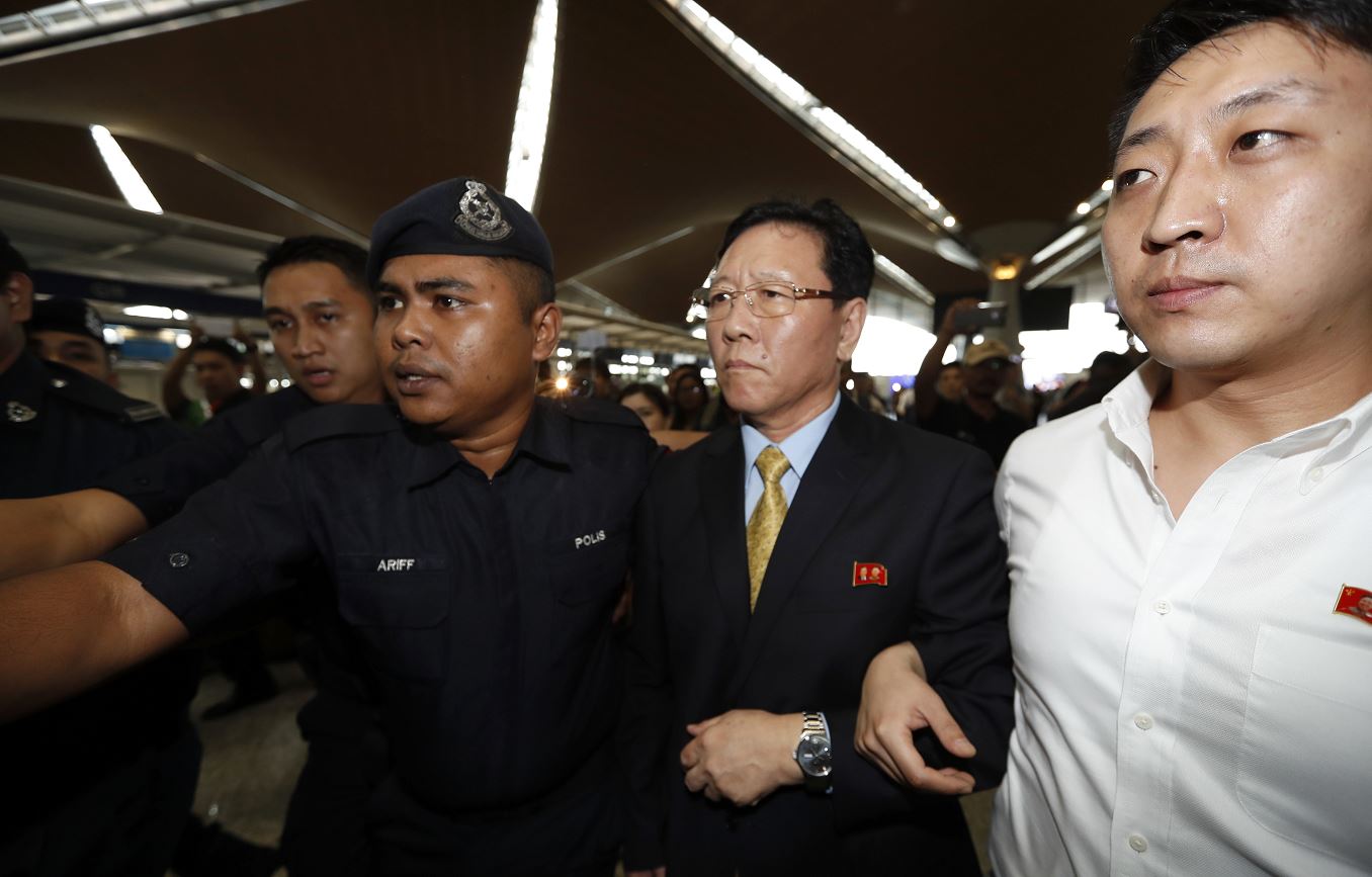 El embajador norcoreano en Kuala Lumpur, Kang Chol, dice que expulsión de Malasia daña gravemente las relaciones bilaterales. (AP)