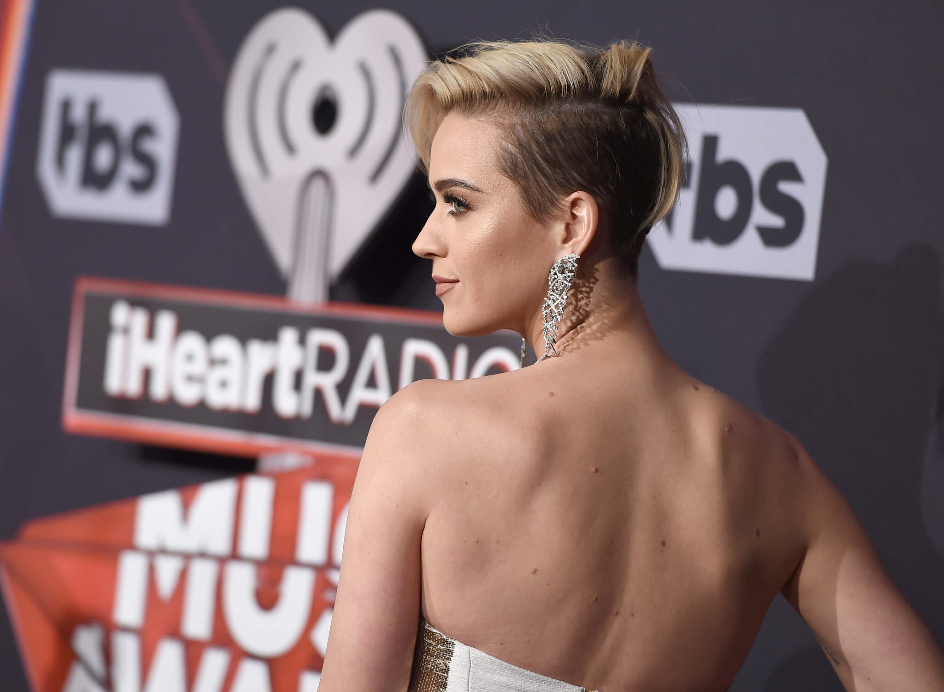 Katy Perry desfilando por una alfombra roja.