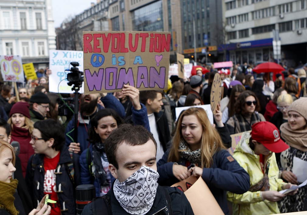Mujeres ucranianas marchan con motivo del Día Internacional de la Mujer en Kiev, Ucrania (AP)