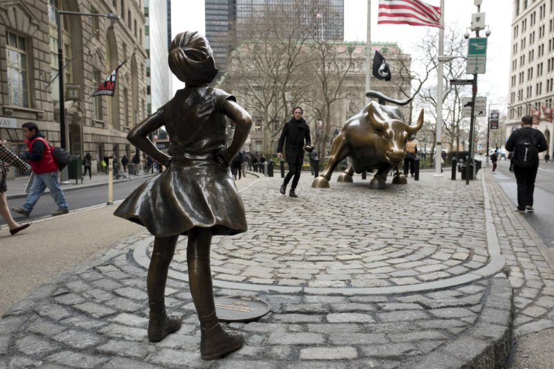 La 'niña sin miedo' desafía al toro de Wall Street.