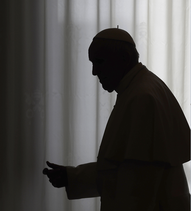 La silueta del papa Francisco en el Vaticano. (AP, archivo)