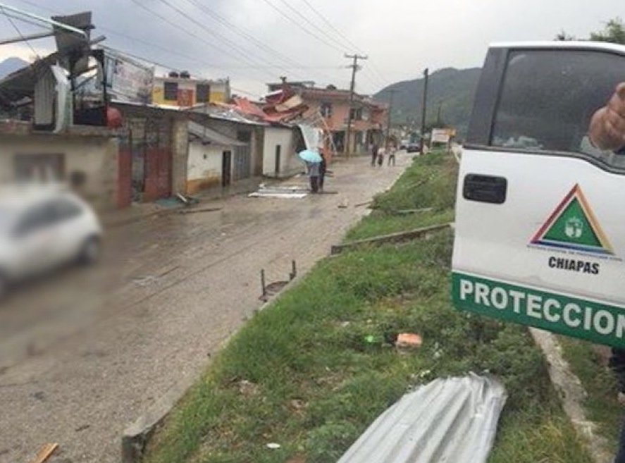 Las familias afectadas por la tromba en Las Margaritas, Chiapas, fueron trasladadas a un albergue temporal.(Twitter: @osadiainforma)