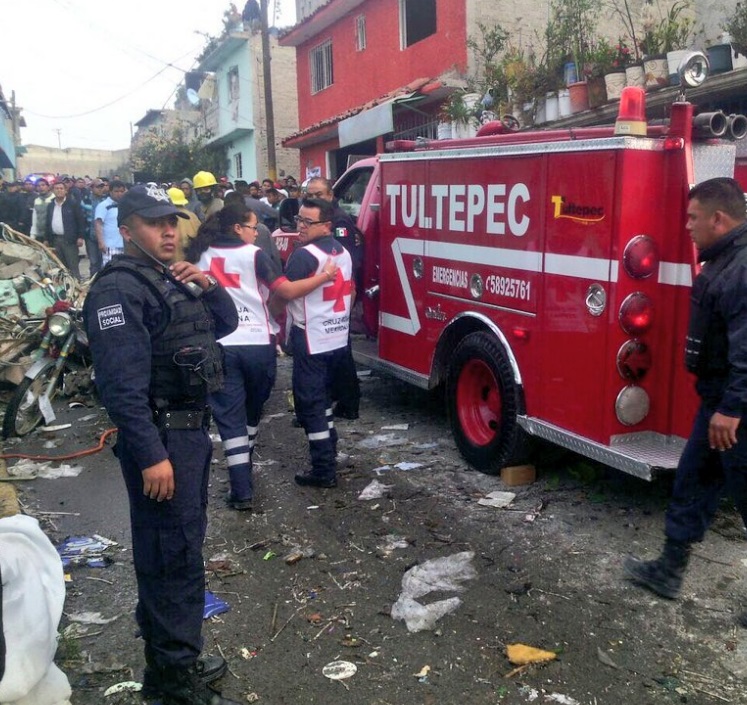 Protección Civil de Tultepec acude a atender a los heridos de la explosión (Twitter @Iberomed)