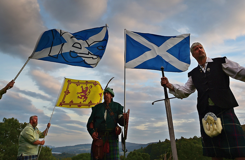 Ciudadanos escoceses ondean banderas en Edimburgo, Escocia, con la esperanza de ser independientes de Gran Bretaña en un referéndum (Getty Images)