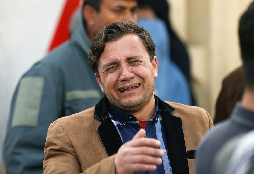 Un hombre afgano llora afuera de un hospital militar en Kabul (Reuters)