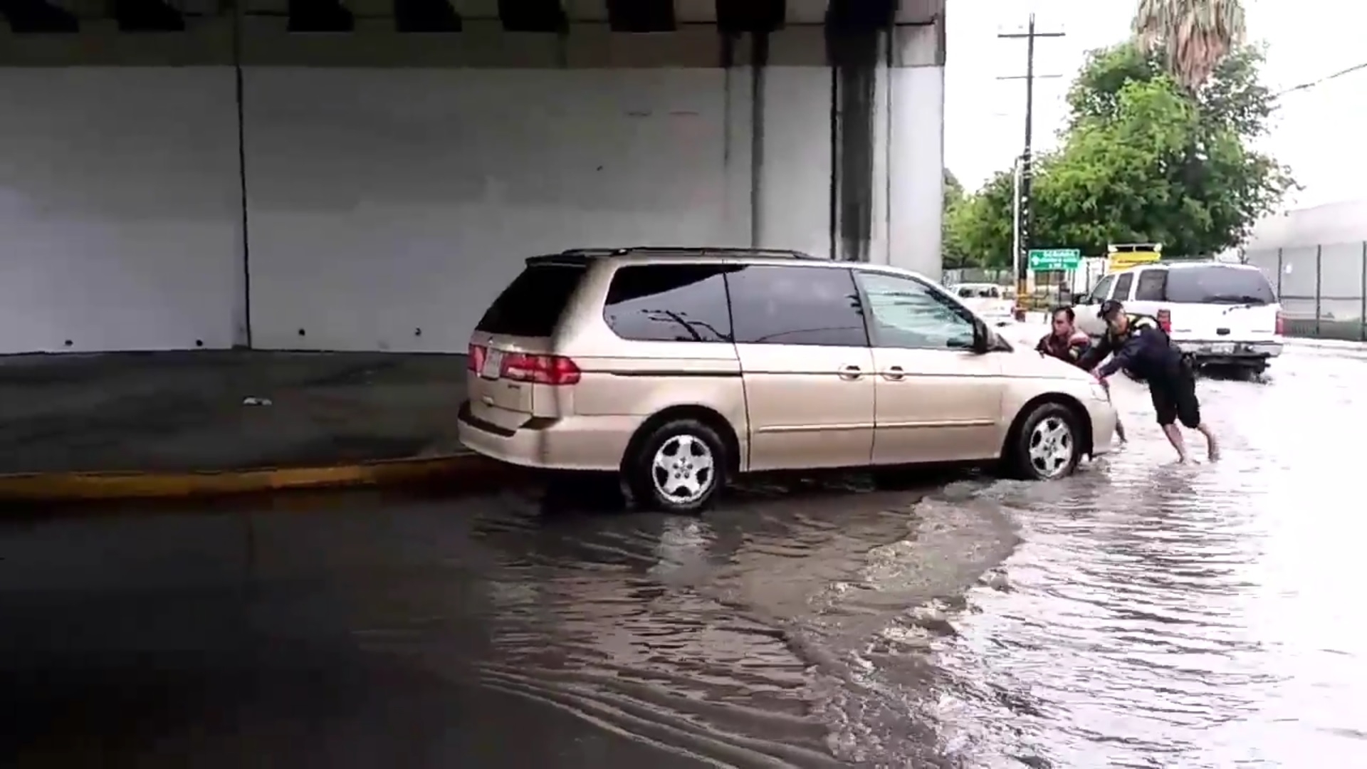 Camioneta varada en avenida del municipio de Escobedo; las precipitaciones colapsan varias zonas del área metropolitana de Monterrey (Twitter @LeydaEstradat)