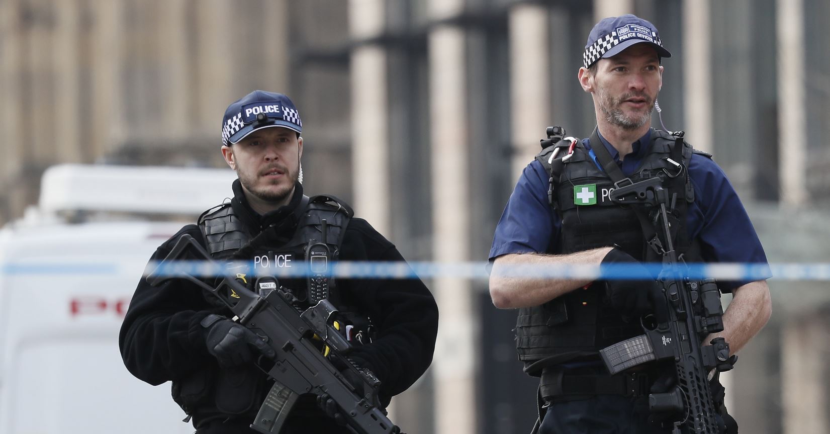 Cientos de policías armados llevaron a cabo redadas Londres y Birmingham. (AP)