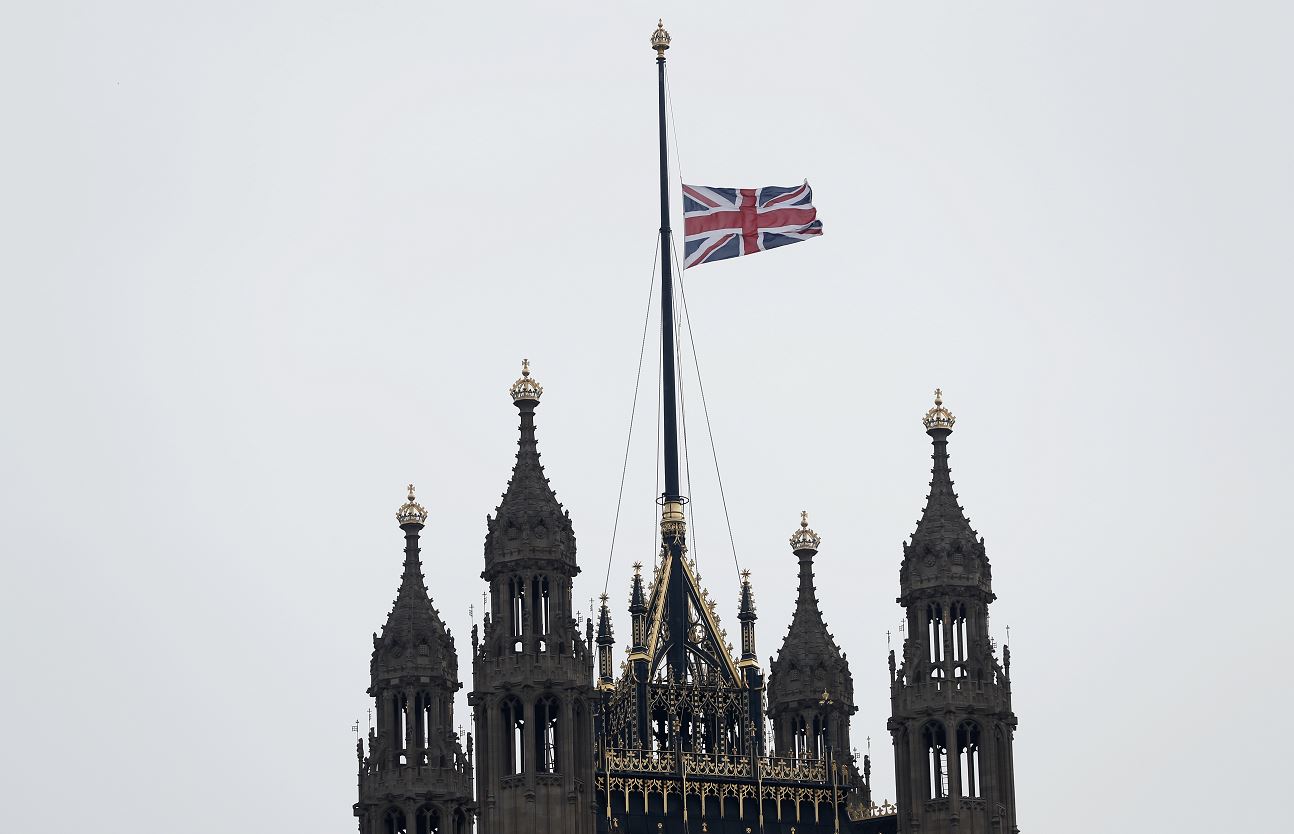 La Bandera del Reino Unido ondea a media asta en la Cámara de los Lores. (AP)