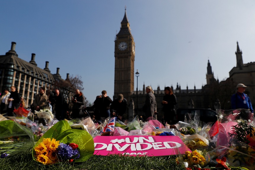 Tributos florales se encuentran en la Plaza del Parlamento después del ataque en Westminster, en Londres (Reuters)