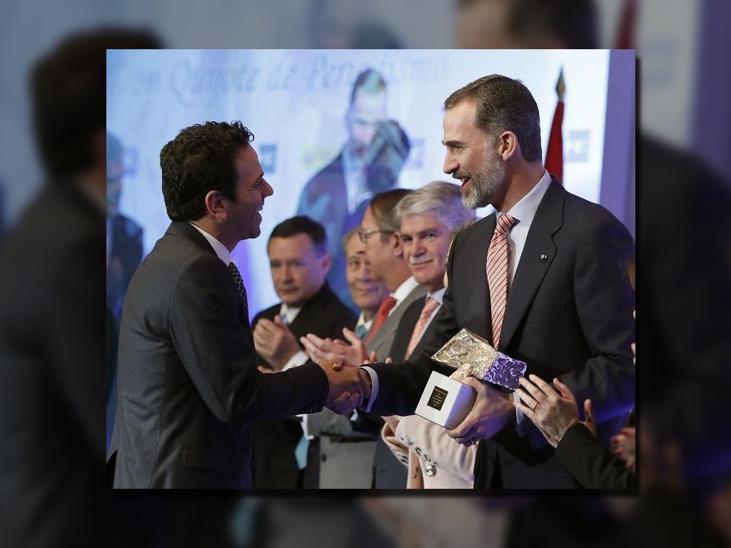 Felipe VI entrega el premio de Periodismo Rey de España a Carlos Loret de Mola. (Twitter, @NTelevisa_com)