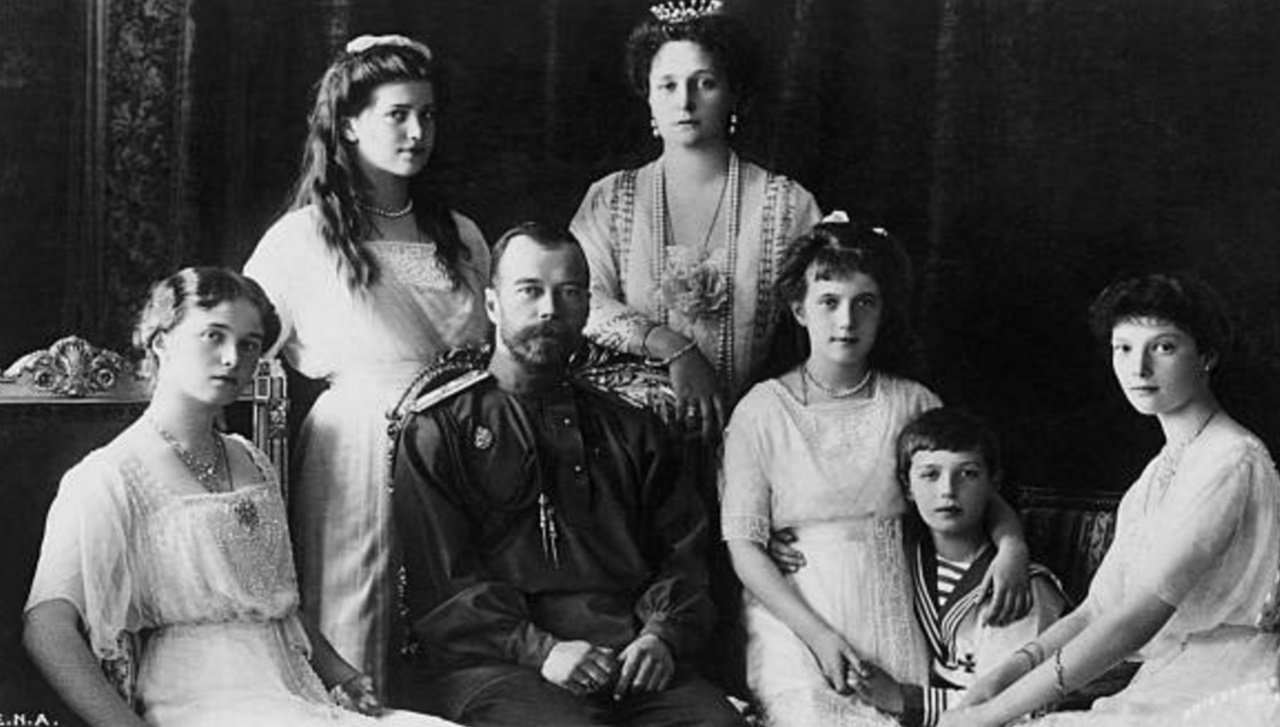 etrato del zar de Rusia, Nicolás II, con su familia las duquesas Olga, Marie, Anastasia, el duque Czarevitch Alexis, la duquesa Tatiana y su esposa Czarina (Getty Images)