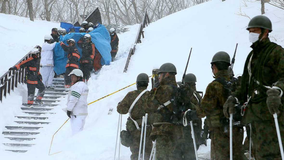 Los siete estudiantes fallecidos tenían entre 16 y 17 años y el profesor 29, según datos de la cadena pública japonesa NHK.