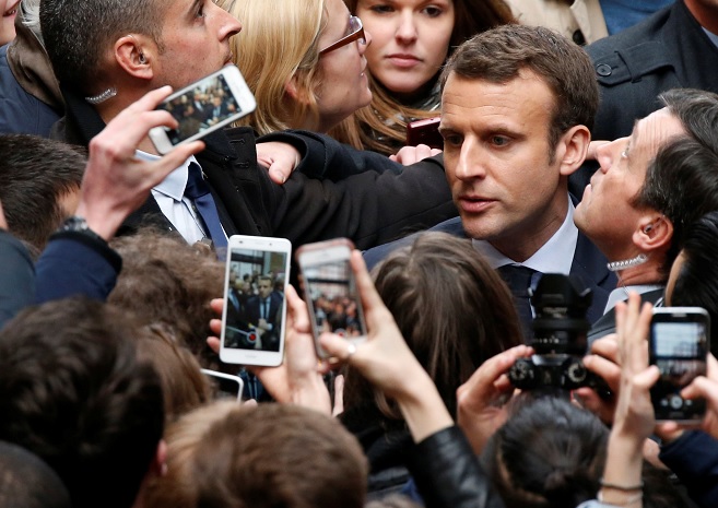 Emmanuel Macron, candidato a las elecciones presidenciales de 2017, es rodeado por estudiantes cuando visita a la Universidad de Lille, Francia (Reuters)