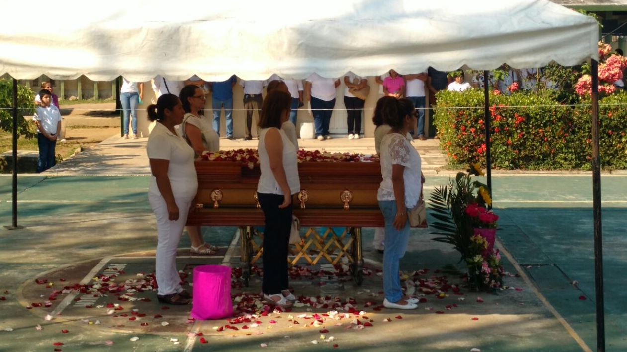 Compañeros de la maestra Deyanira Rodríguez, asesinada en Veracruz, montan una guardia de honor. (Twitter/@Los_Editores)