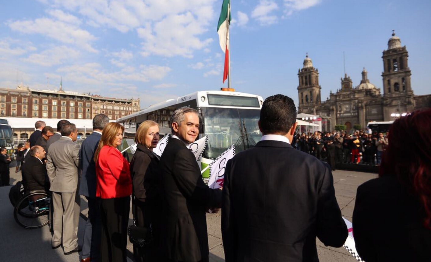 El jefe de gobierno capitalino, Miguel Ángel Mancera, dio el banderazo de salida a las nuevas unidades del transporte público M1 en el Zócalo de la CDMX.