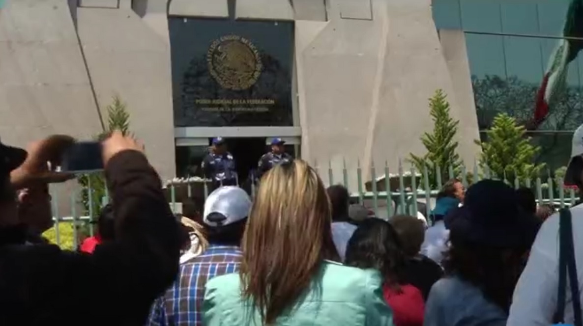 Integrantes del Frente Mexiquense en 'Defensa para una Vivienda Digna AC', marchan en la CDMX.