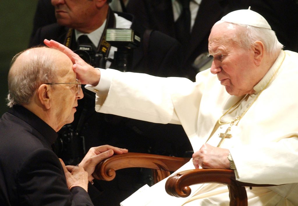 Marcial Maciel recibe la bendición del Papa Juan Pablo II. 