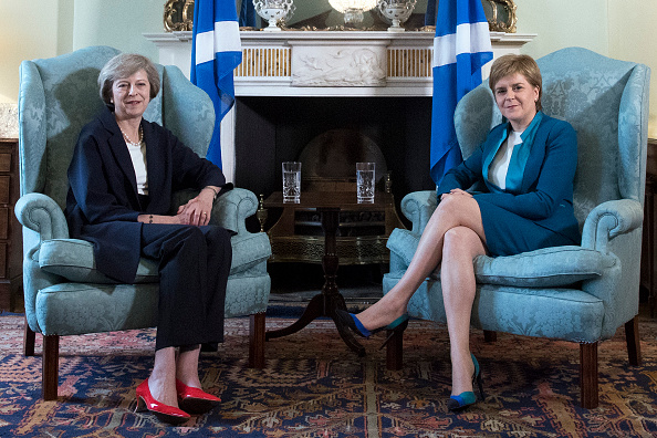 Theresa May, primera ministra británica, y Nicola Sturgeon, ministra principal de Escocia, sostienen una reunión; la líder británica desestima un segundo referendo independentista (Getty Images, archivo)