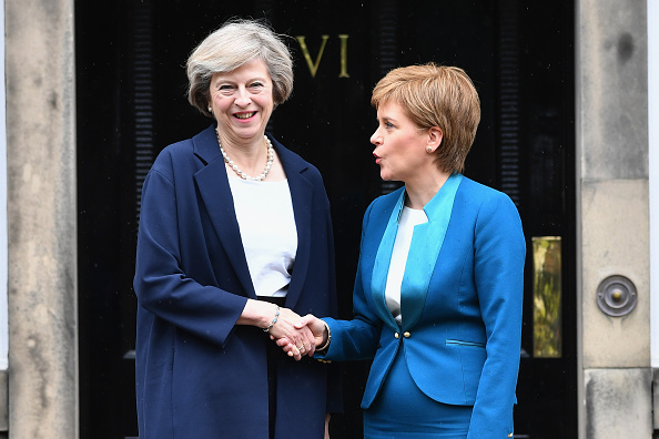 Theresa May, primera ministra británica, y Nicola Sturgeon, ministra principal de Escocia, sostienen una reunión; la líder británica desestima un segundo referendo independentista (Getty Images, archivo)