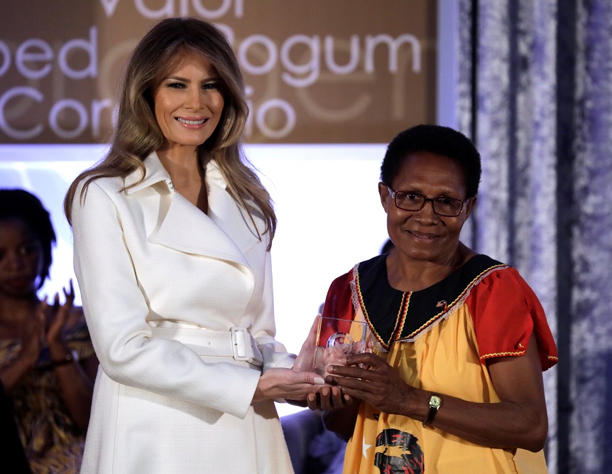 La primera dama de Estados Unidos, Melania Trump, reconoce el valor de un grupo de mujeres de diferentes partes del mundo en una gala de premios en el Departamento de Estado (Reuters)