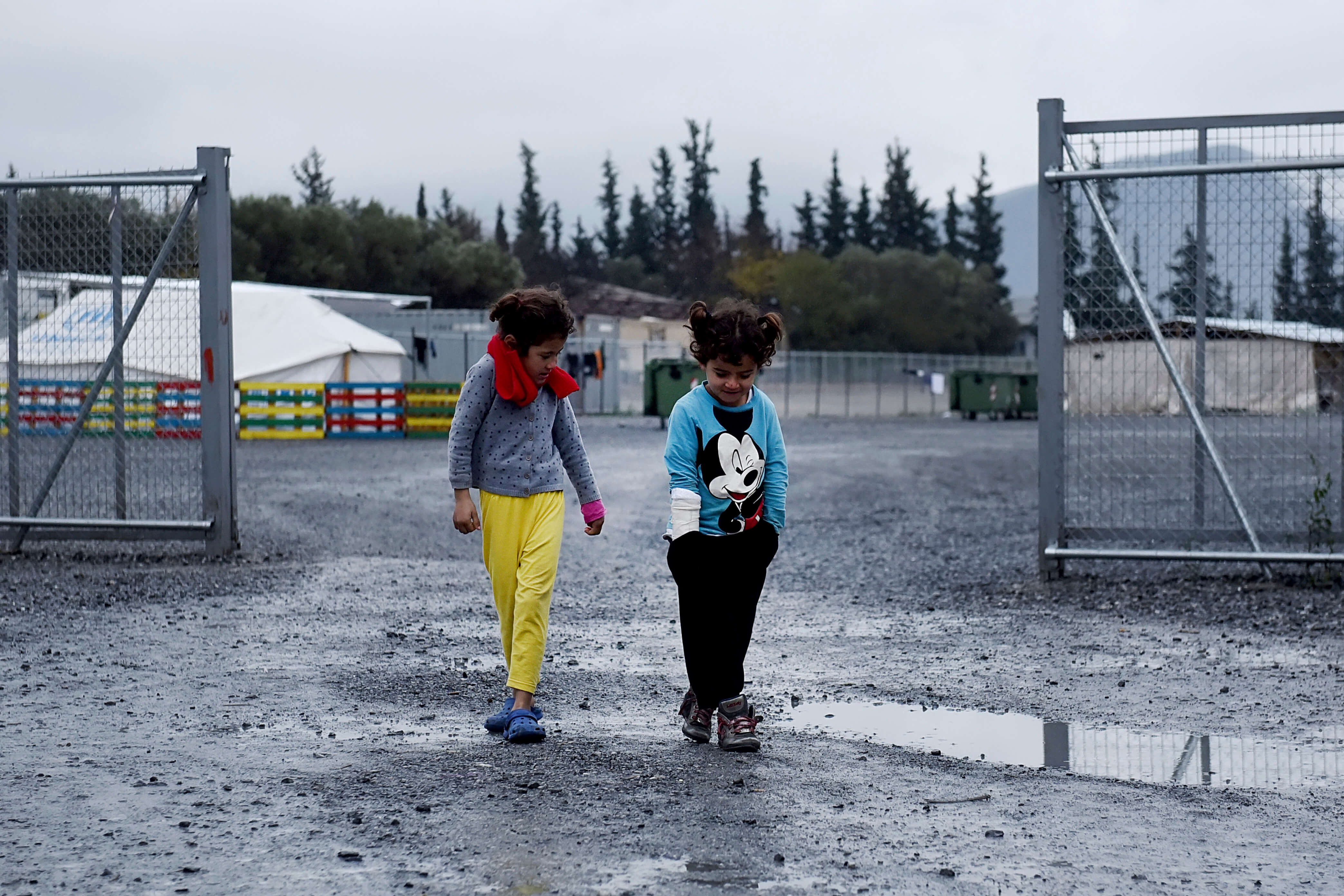 Menores en un centro para refugiados en Grecia (AP, archivo)