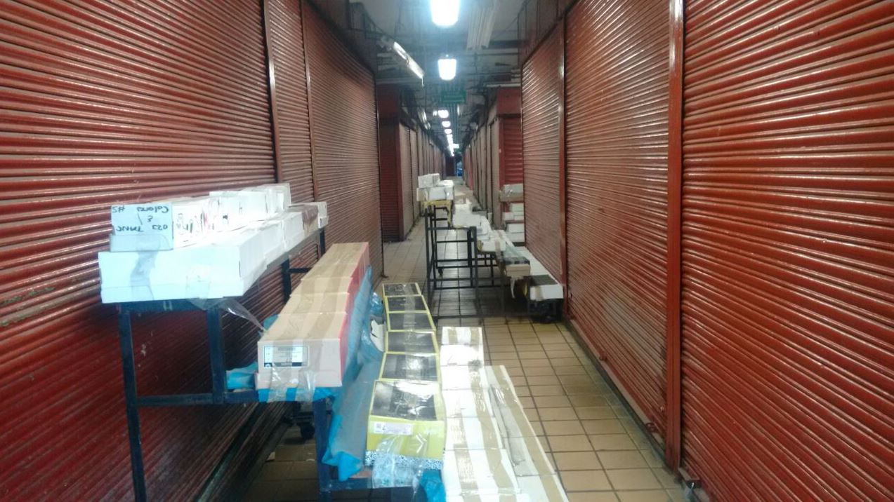 Al menos 20 toneladas de productos apócrifos son asegurados por la PGR en el mercado San Juan de Dios, en Guadalajara, Jalisco, para prevenir los delitos contra los Derechos de Autor y la Propiedad Industrial. (Twitter@NTRGuadalajara)