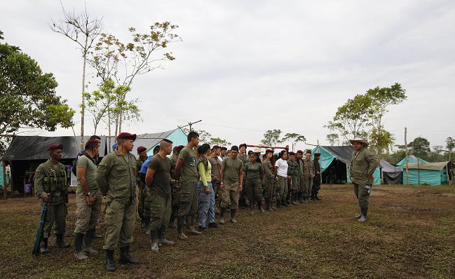 Miembros de las Fuerzas Armadas Revolucionarias de Colombia, FARC, se reúnen en su campamento en La Carmelita. (AP/archivo)