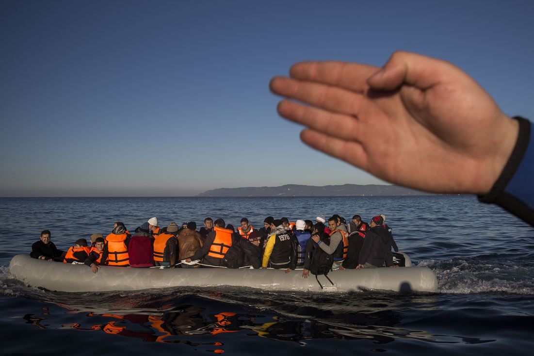 En la ruta mediterránea los traficantes recurren cada vez más a hacer llamadas de emergencia en lugar de abandonar a los migrantes. (AP, archivo)
