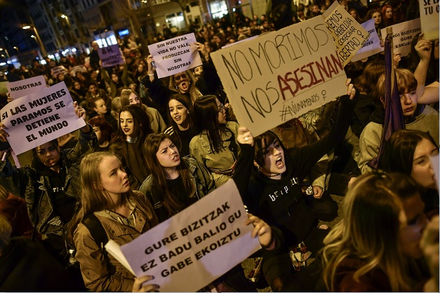 Miles de mujeres salieron a las calles de Madrid, España, para conmemorar el Día Internacional de la Mujer.