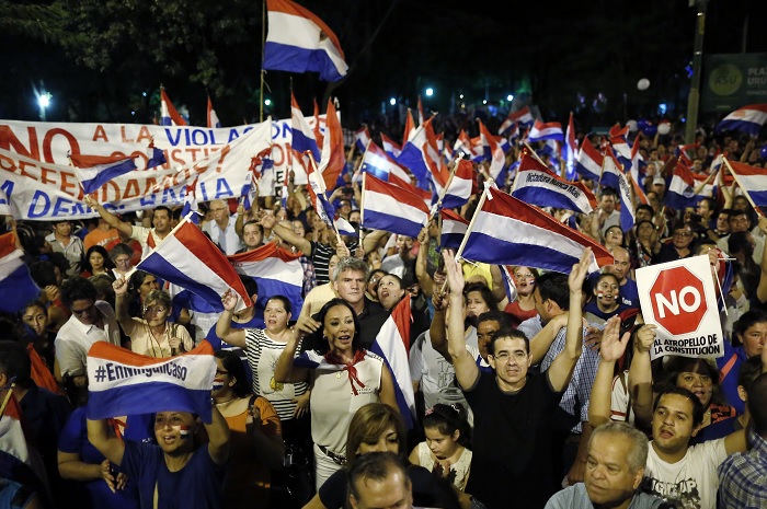 Miles de personas salieron a las calles de Paraguay para protestar contra la decisión del Senado.