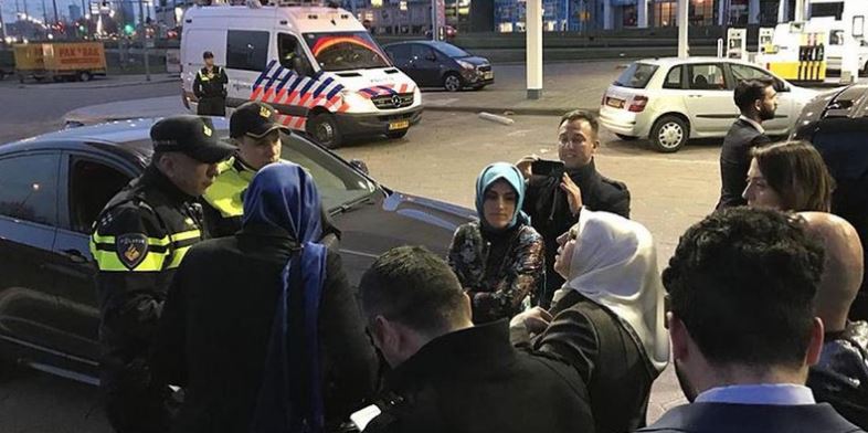 Fatma Betül Sayan Kaya, ministra turca, fue retenida por la Policía holandesa cuando se dirigía al consulado de su país en Rotterdam, donde cientos de personas protestaban; horas antes, al ministro de exteriores turco le había denegado el aterrizaje en suelo holandés.(Twitter@NoticiasTurquia)