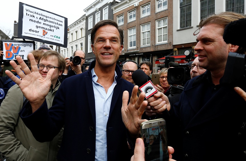 El primer ministro holandés Mark Rutte, del Partido Liberal del VVD, hace campaña para las elecciones holandesas de 2017 en Breda, Holanda (Reuters)