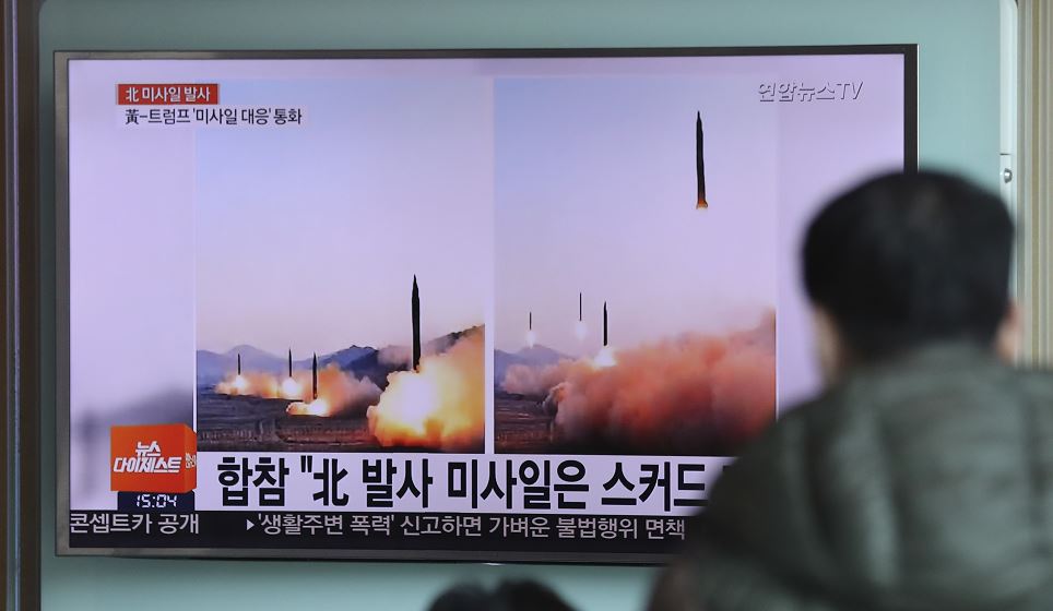 Corea del Norte lanzó cuatro misiles balísticos al océano cerca de Japón en un ensayo. (AP)
