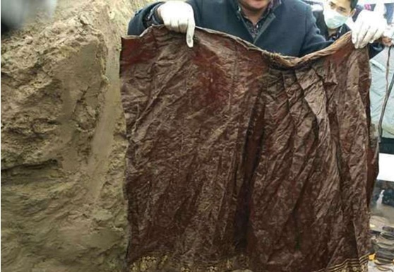 Vestimenta de momia de 500 años de antigüedad hallada en la localidad de Zhoukou, China; también encuentran algunos objetos fúnebres (scmp.com)