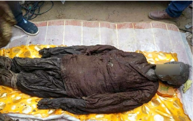 Momia de 500 años de antigüedad es hallada en la localidad de Zhoukou, China; también encuentran algunos objetos fúnebres (Twitter @SCMP_News)