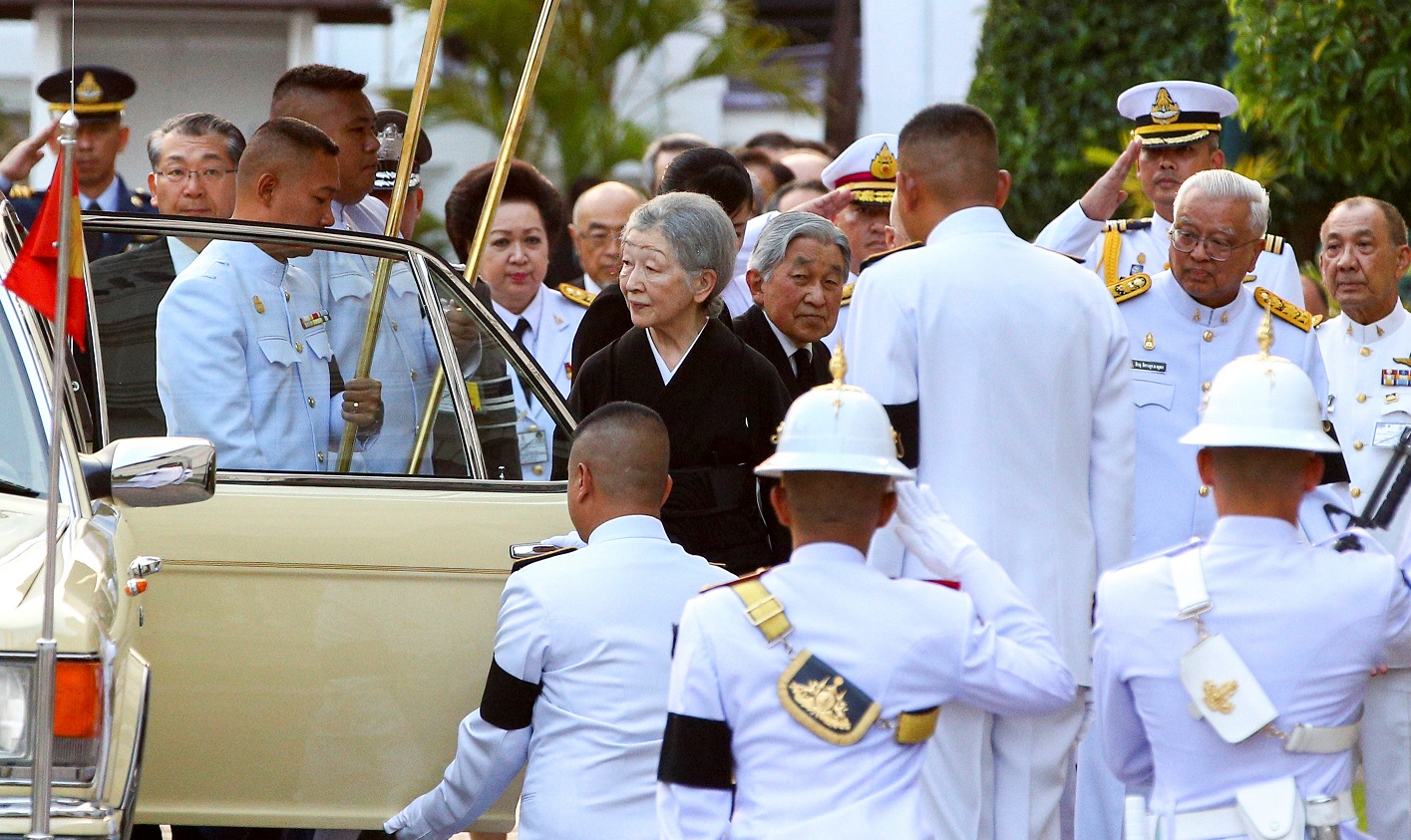 El emperador japonés Akihito y la emperatriz Michiko llegan a Tailandia para homenajear al fallecido rey Bhumibol Adulyadej (Reuters)