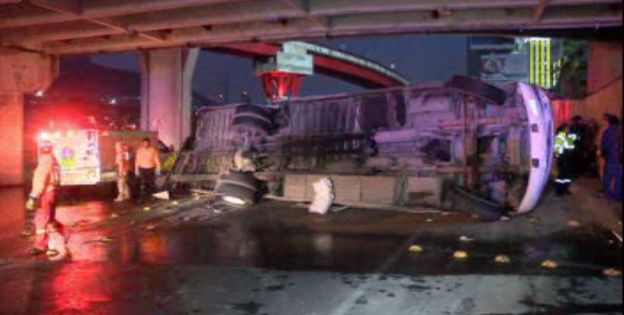 Volcadura de camión de transporte de personal causa 17 heridos en Monterrey