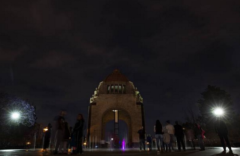 Monumento a la Revolución es visto después de que sus luces fueron apagadas durante la Hora del Planeta organizada por el Fondo Mundial para la Naturaleza (WWF) en marzo de 2016 (Getty Images/archivo)