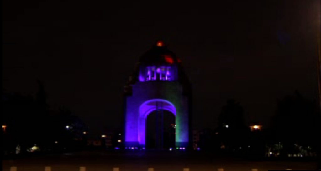 Monumento a la Revolución iluminado de morado por el Día Internacional de la Mujer; en varios inmuebles se conmemora la fecha