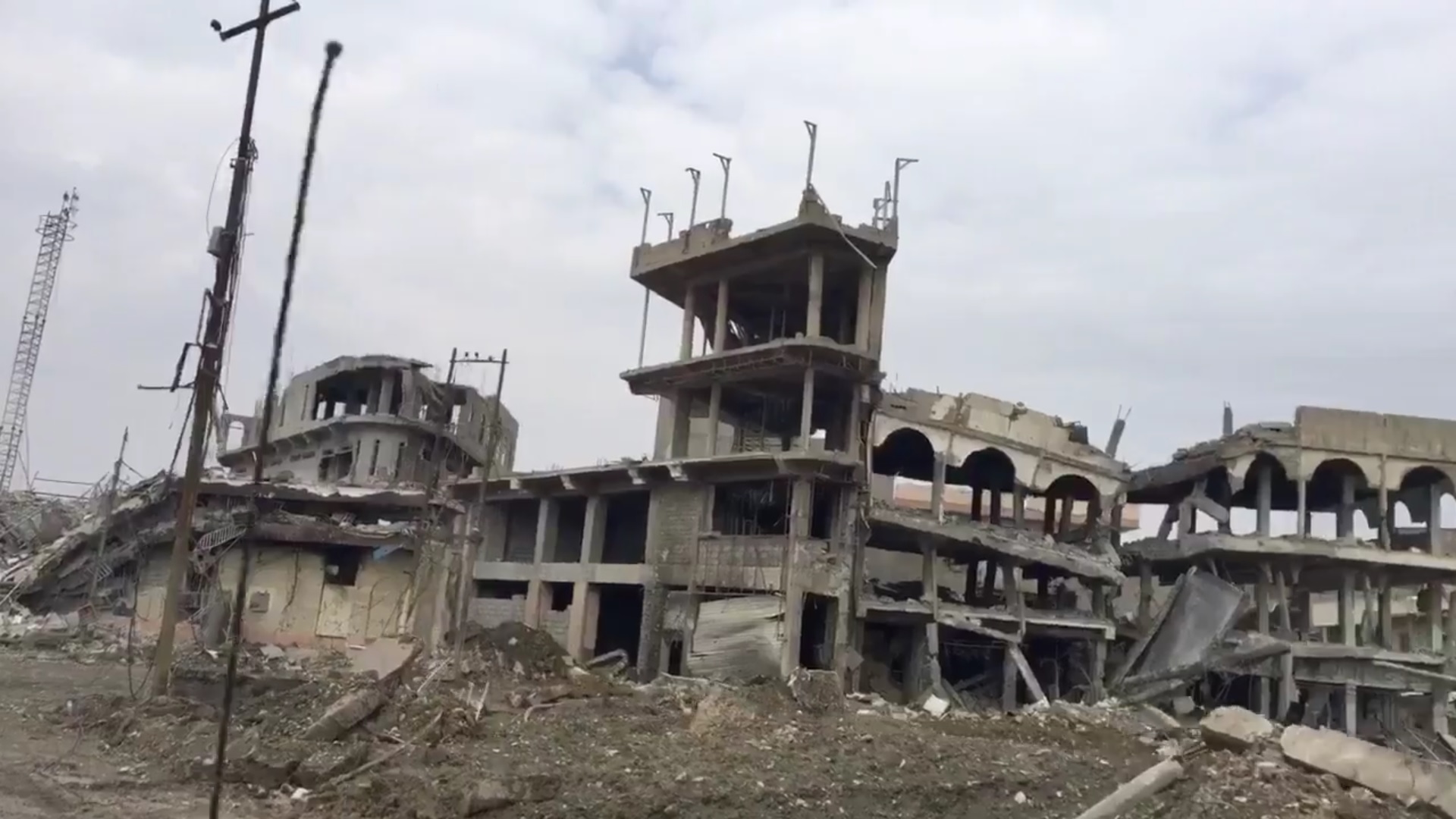 Zona destruida en el oeste de Mosul, Irak; denuncian que hay decenas de personas civiles sepultadas por enfrentamientos (Twitter @yamphoto)
