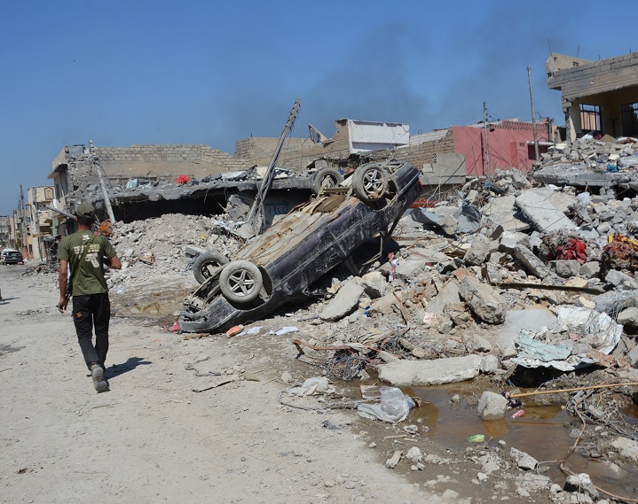 Un coche destruido se ve después de un ataque aéreo de tropas de EU contra el Estado Islámico en Mosul, Irak (Reuters)