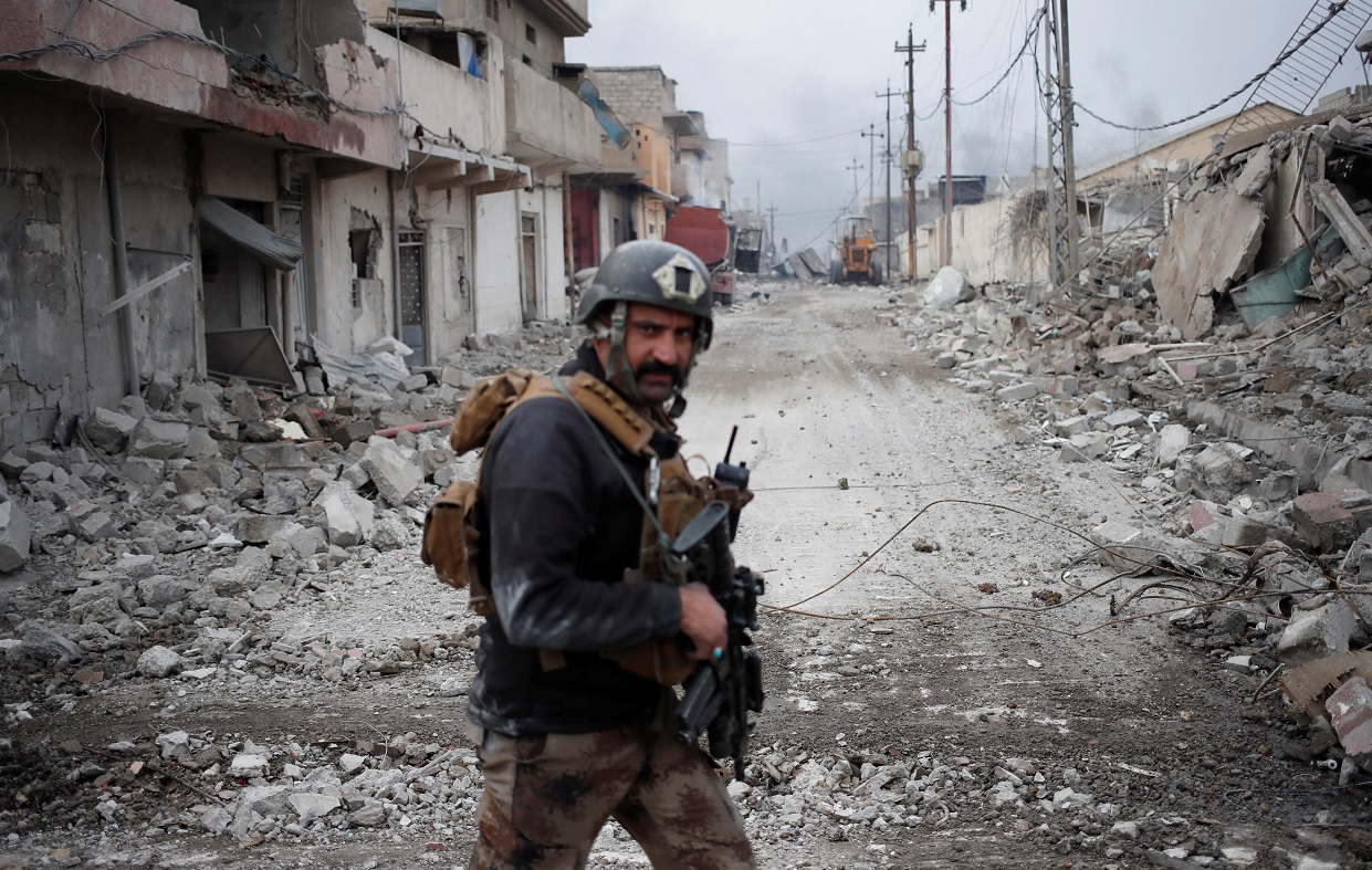 Un soldado iraquí de las fuerzas especiales camina en una calle durante una batalla con militantes islámicos en Mosul (Reuters)