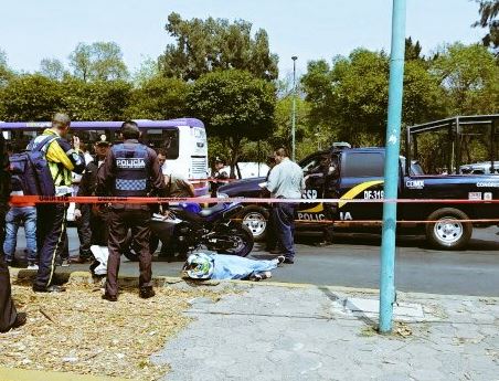 Un motociclista fue asesinado con arma de fuego en la avenida Fray Servando Teresa de Mier. (@alertasurbanas)