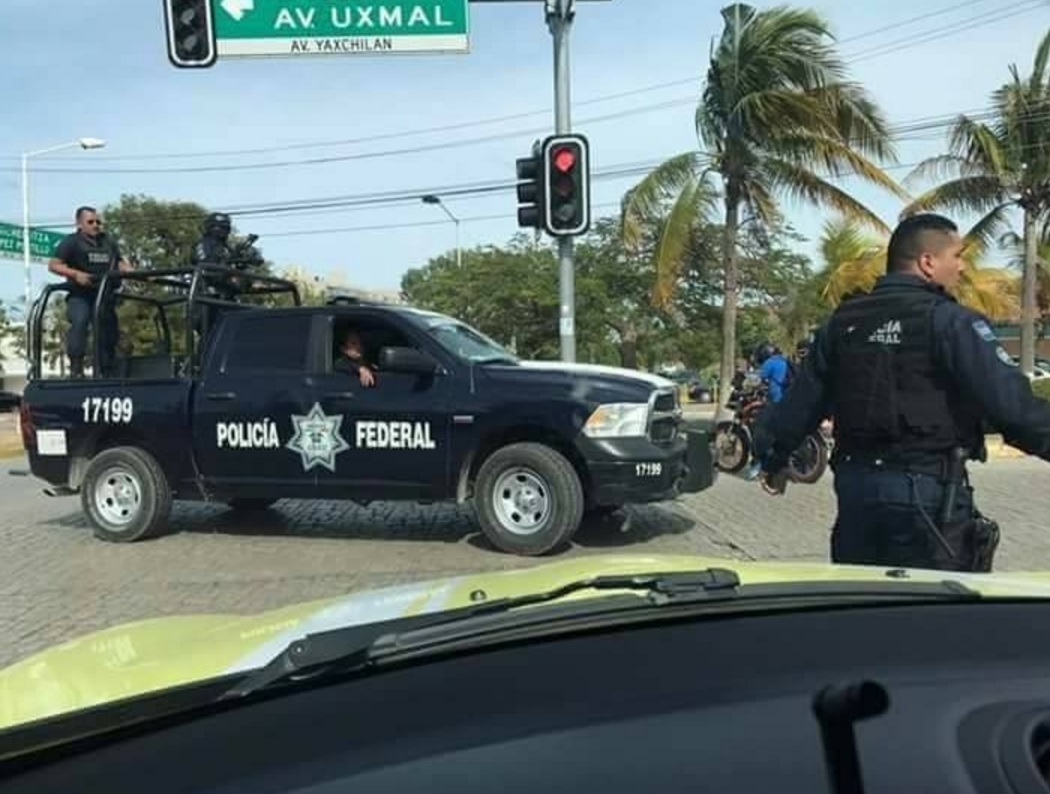 Movilización policiaca durante la tarde en Cancún. (Twitter: @Noticaribe)