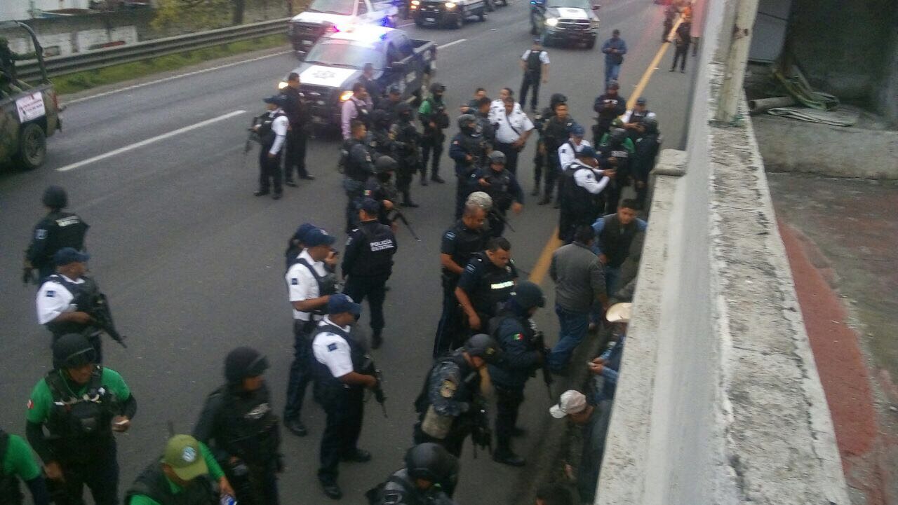 Movilización policíaca tras ataque a la comandancia de la Policía Federal de Río Blanco. (Noticieros Televisa)