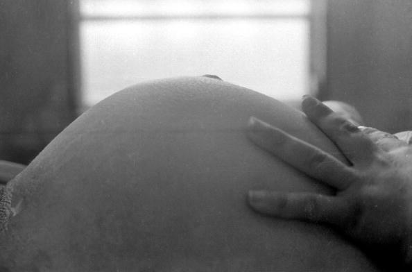 La mujer embarazada o que acaba de tener a su bebé y padece depresión, se enfrenta en la mayoría de los casos a las críticas y falta de comprensión. (Getty images)