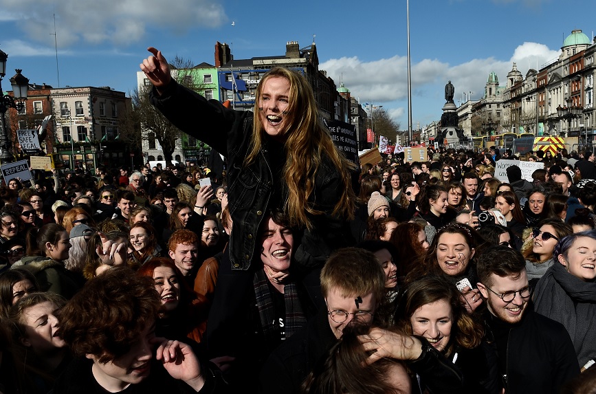 Mujeres protestan para exigir leyes de aborto más liberales en Dublín, Irlanda (Reuters) 