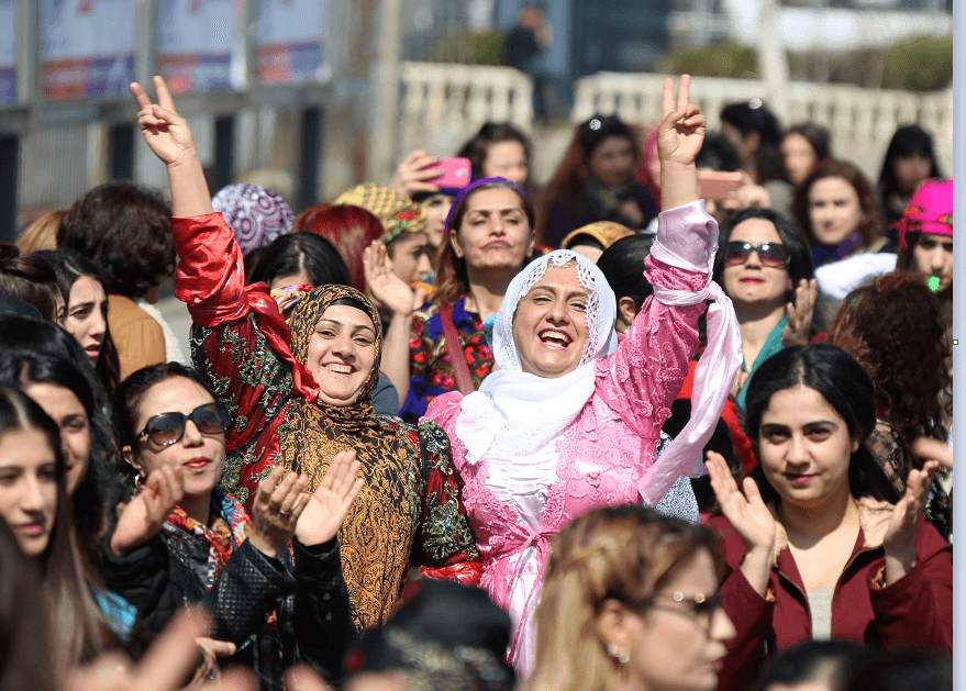 Mujeres se manifiestan en el Día Internacional de la Mujer en Diyarbakır, Turquía. (Reuters)