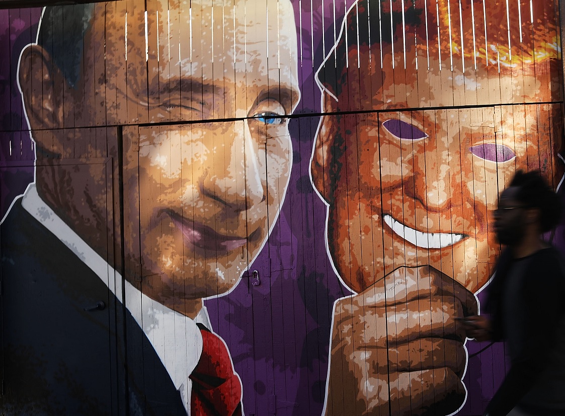 Un mural que representa a Vladimir Putin sacar su máscara de Donald Trump, se encuentra en Brooklyn, New York (Getty Images)