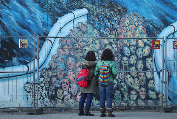 Turistas visitan el muro de Berlín, hoy cubierto por un mural- (Getty Images)